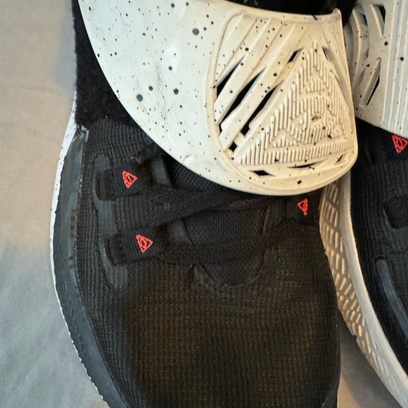 Nike Kyrie 3 Team Low Black White ! SOLID SHOES! For the collectors. - Picture 10 of 16